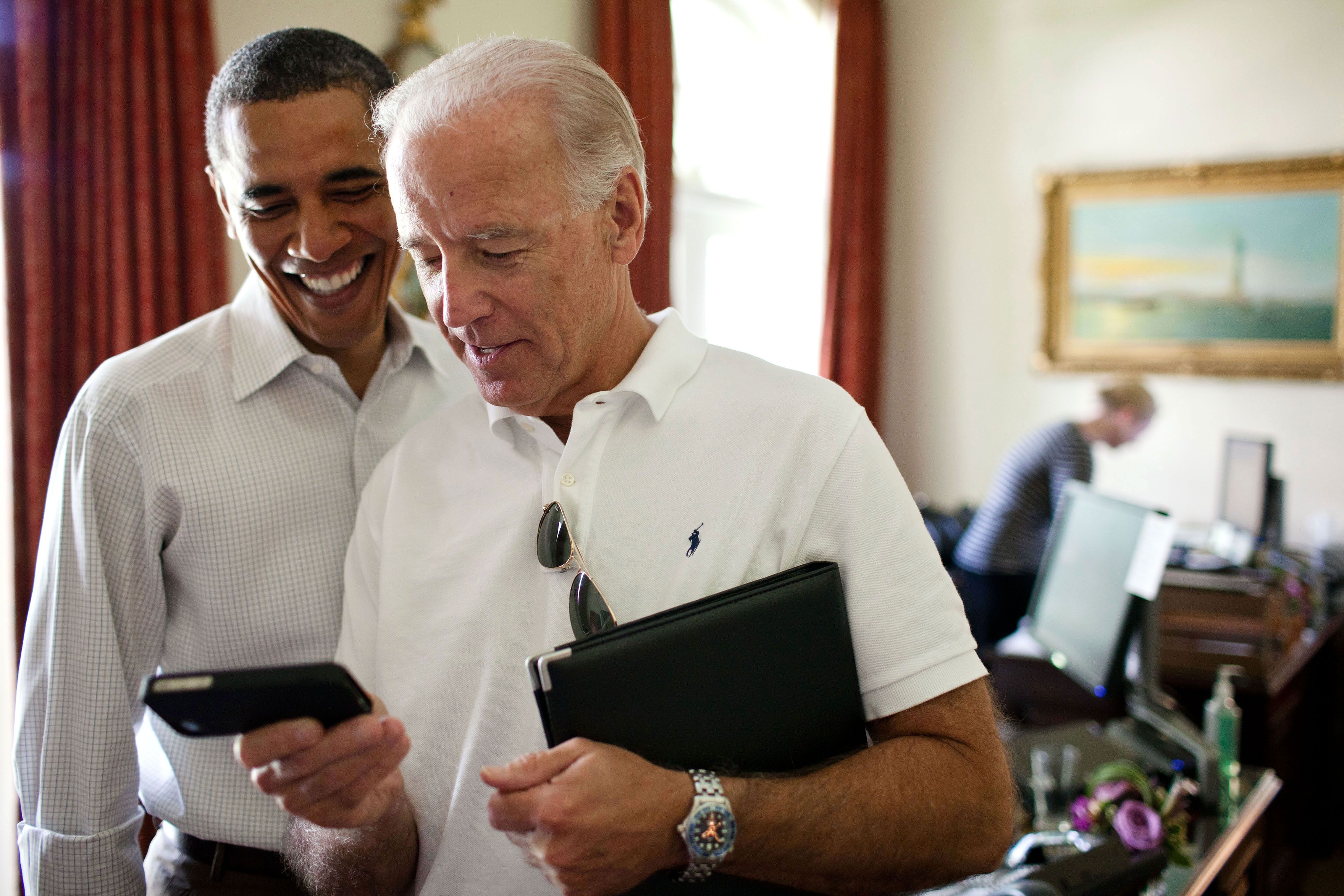 Obama showing Biden something on a phone